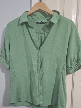Como Black Women's Sage Green Button-Front Top
